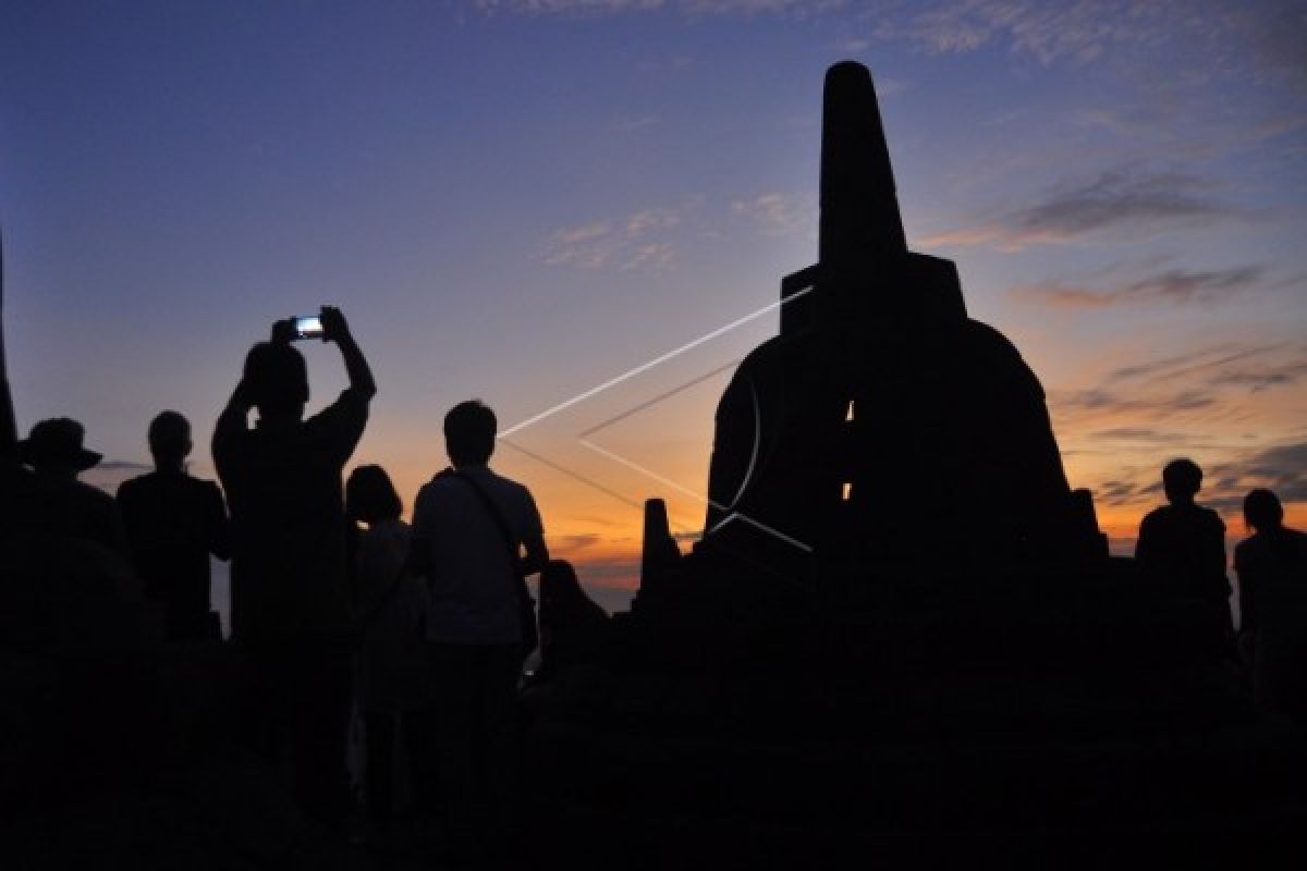 Pengunjung Candi Borobudur turun 40 persen