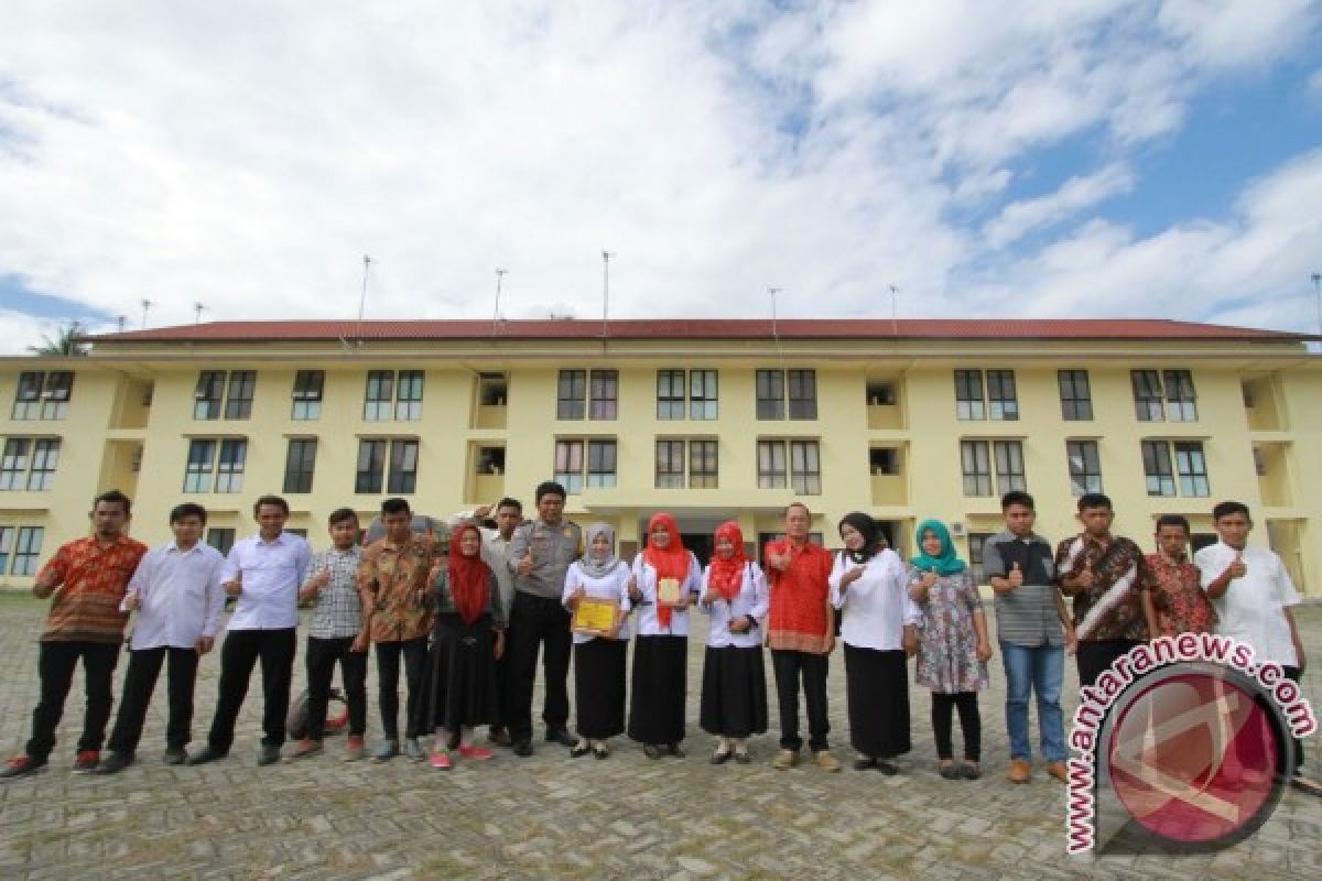 Warga Apresiasi Bhabinkamtibmas Bantu Anak-anak Sekolah