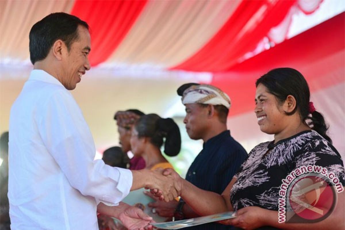 Jokowi Serahkan 2.797 Sertifikat Tanah di Bali (video)