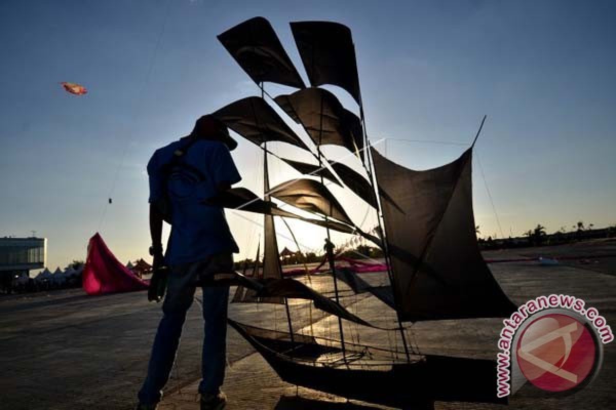 Pemkot Makassar Buka Festival Layang-layang 