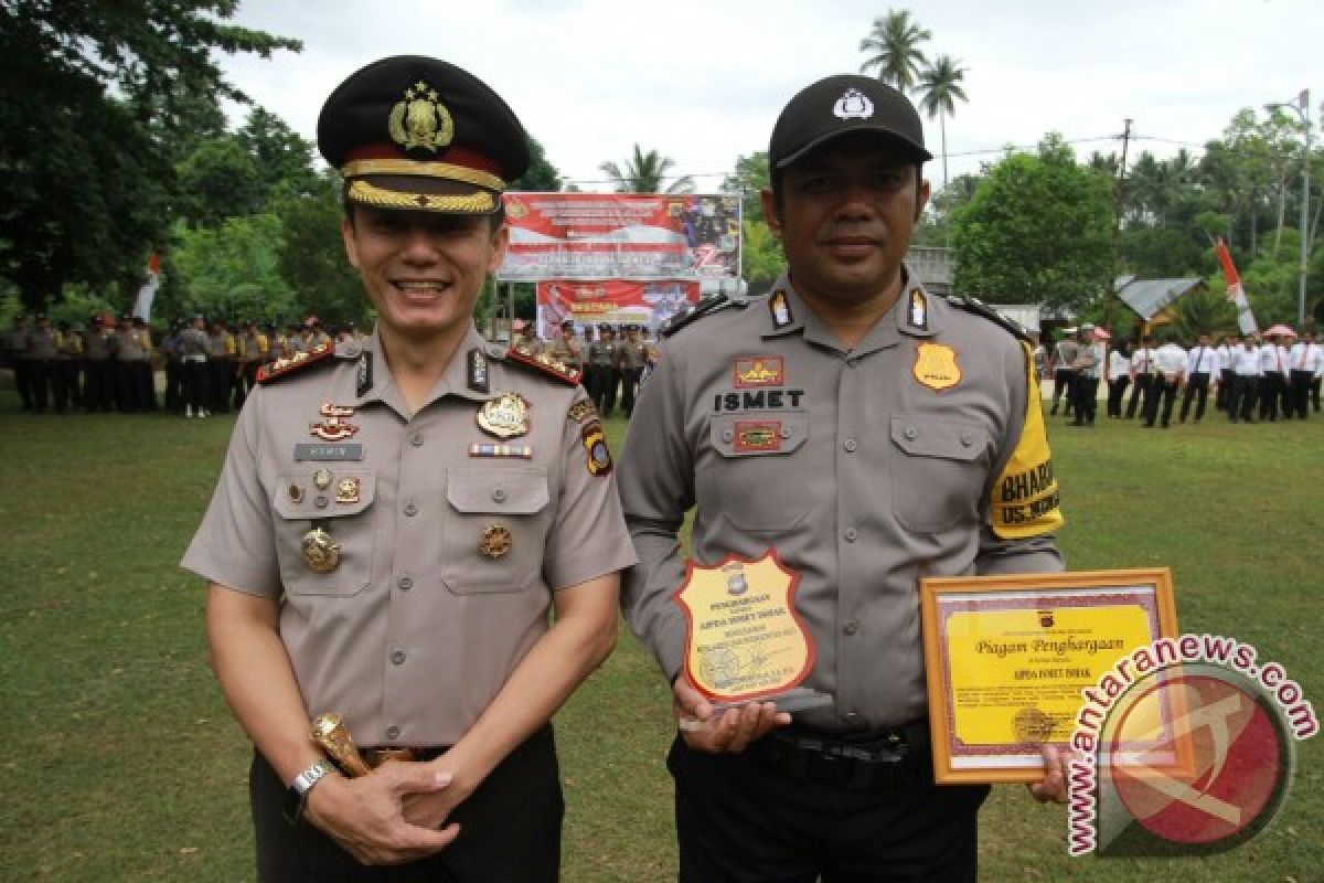 Bhabinkamtibmas Penyeberang Anak-anak Peroleh Penghargaan Dari Kapolres 