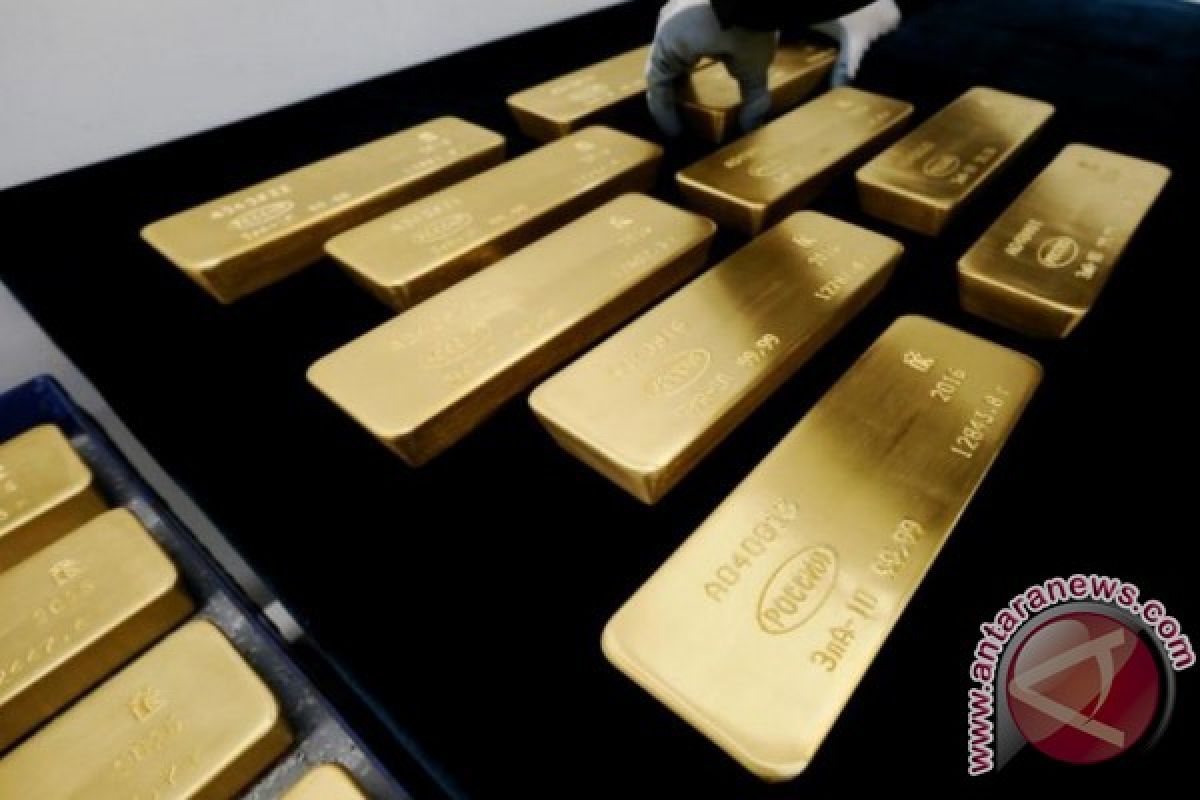 Emas berakhir di tingkat tertinggi satu tahun