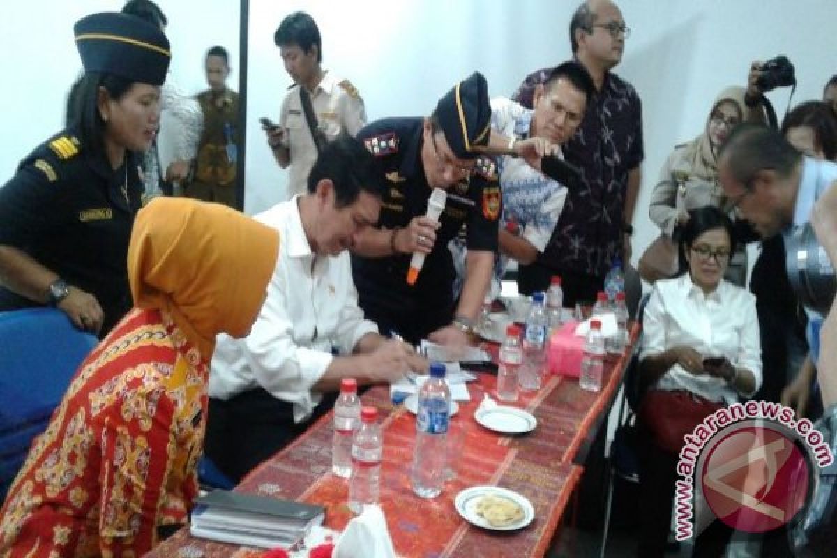 Luhut Penumpang Pertama Penerbangan Internasional Silangit 