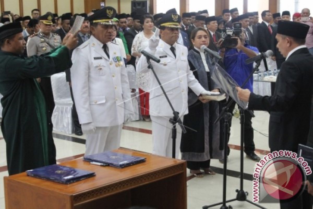 Gubernur Maluku Lantik Bupati- Wabup Maluku Tengah