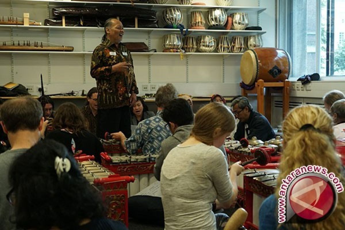 Warga Inggris antusias ikuti workshop gamelan di London