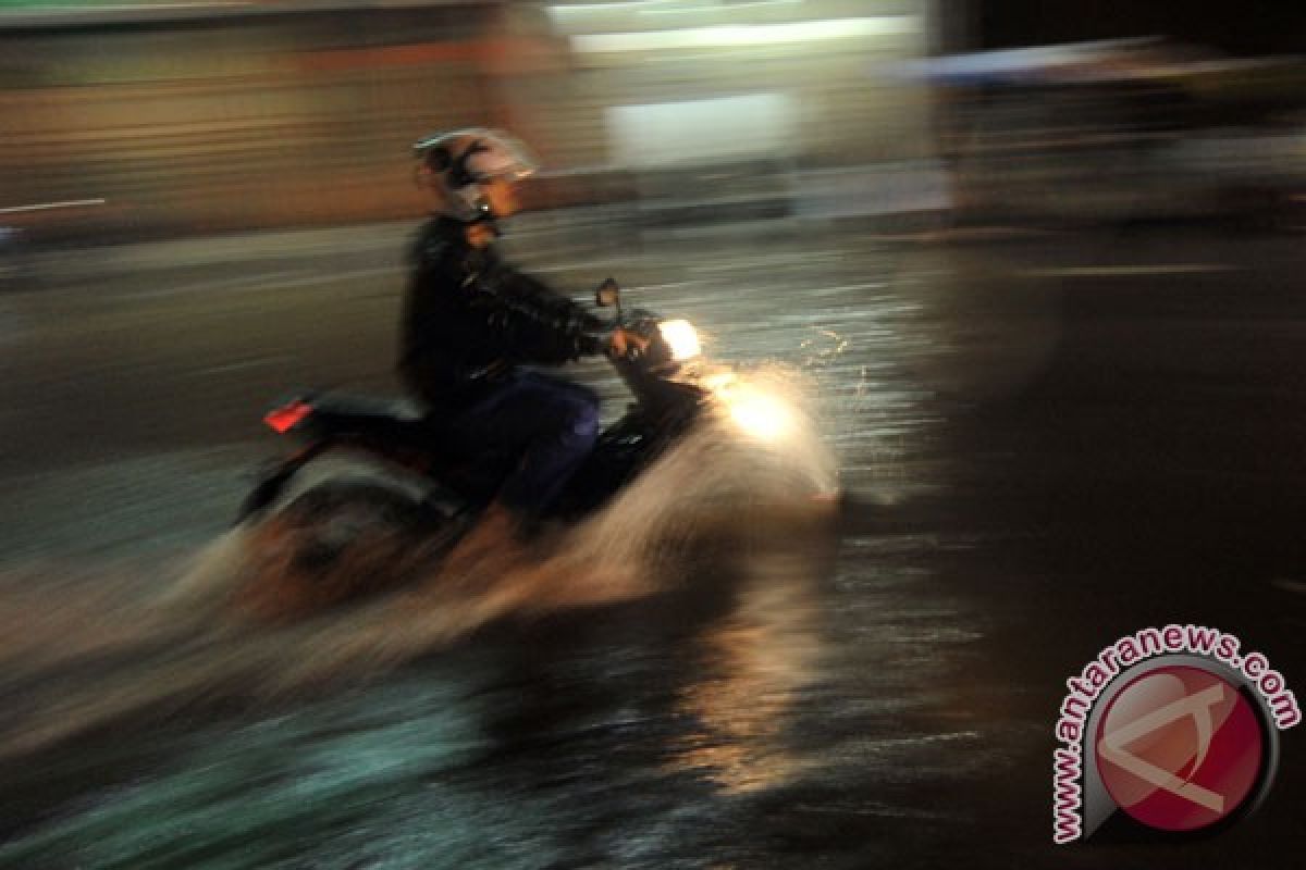 Banjir mulai menyergap sejumlah kawasan Kota Bekasi