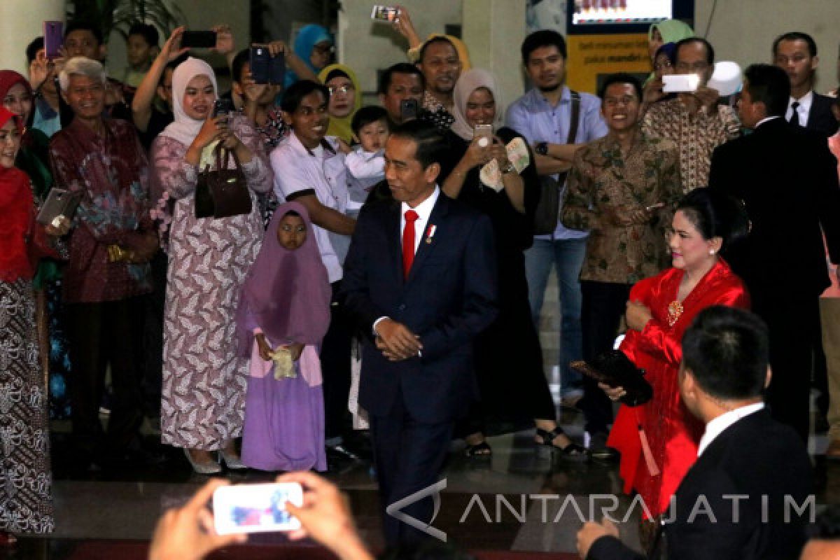 Presiden Jokowi Hadiri Resepsi Pernikahan Keponakan di Surabaya (Video)