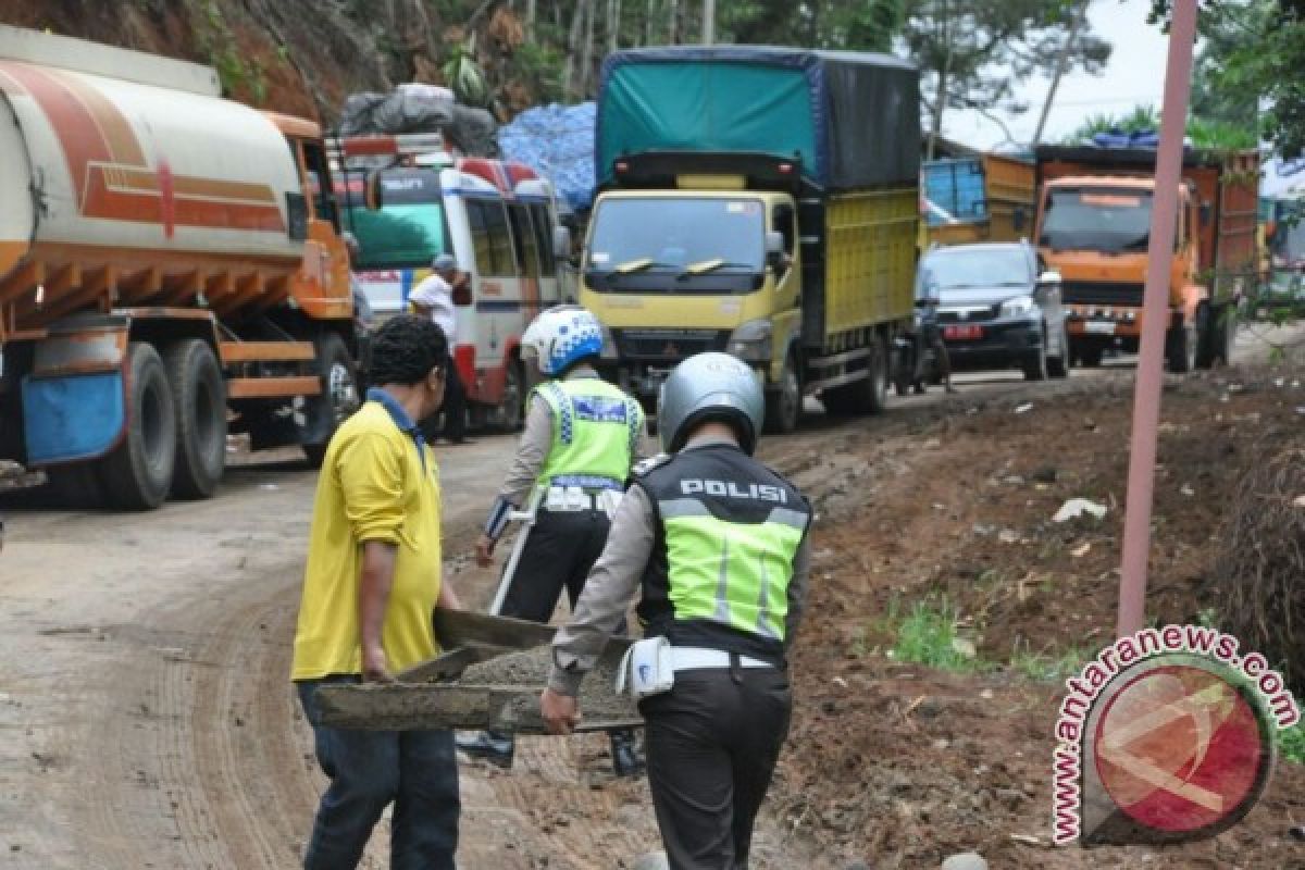 Akibat Jalinsum Padangsidimpuan Macet Total