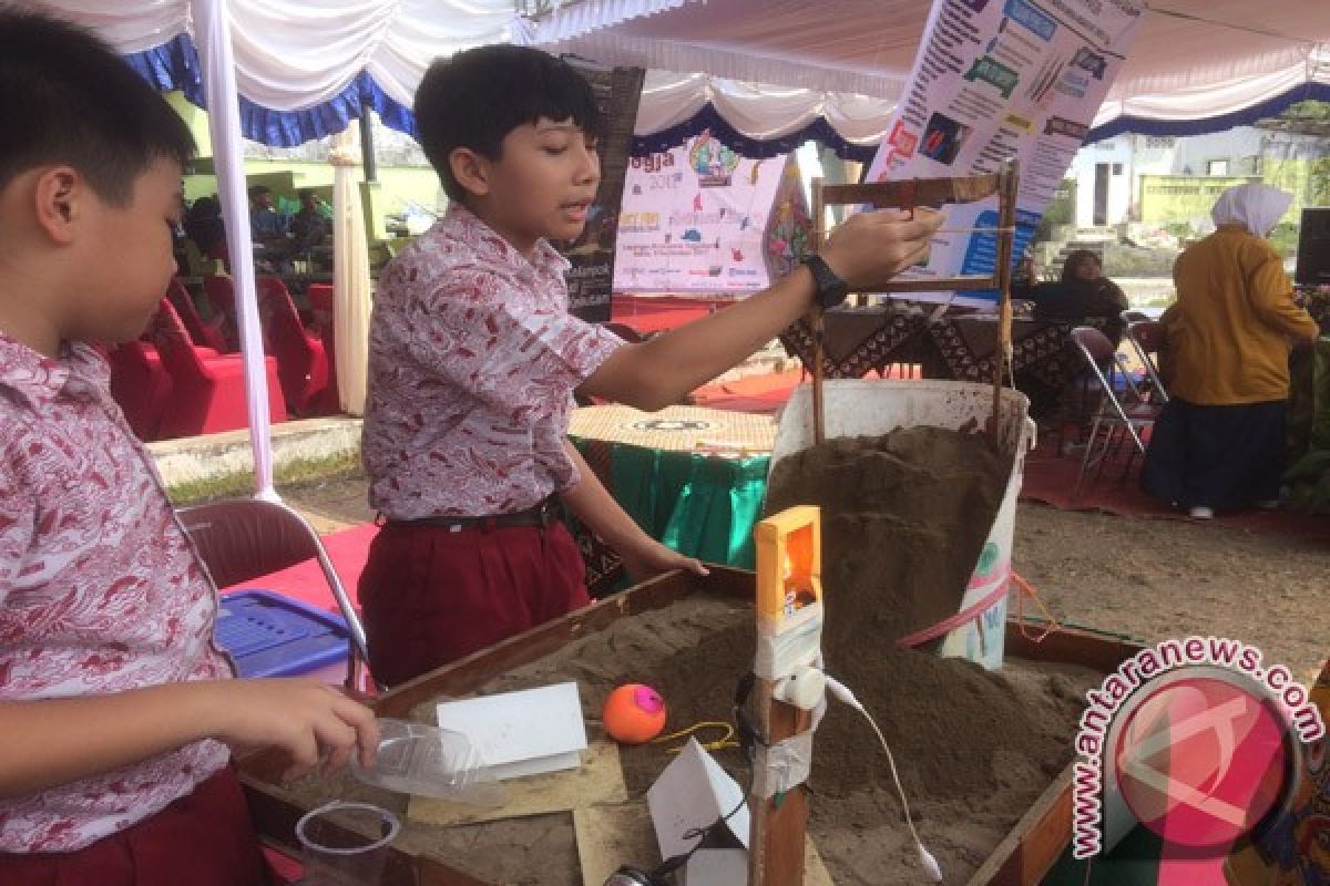 Karet gelang penanda tanah longsor