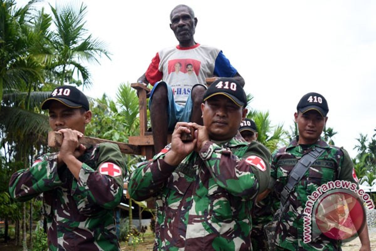 Terserang malaria, TNI  bantu evakuasi pasien ke Puskesmas Ubrub Keerom-Papua