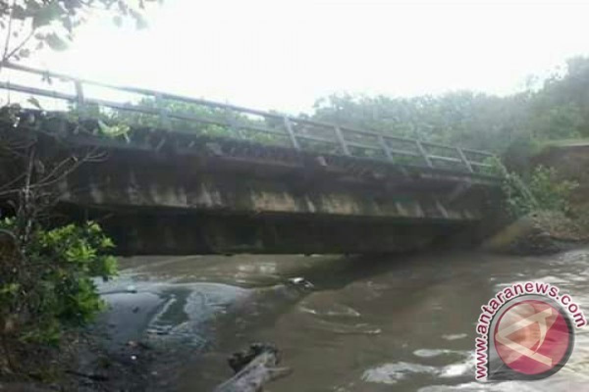 Jembatan Retak Ilir ambruk diterjang banjir