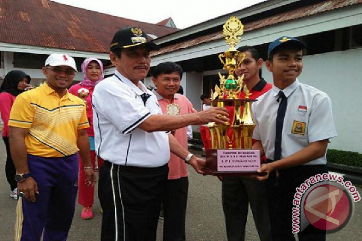 Bupati Sijunjung Serahkan Hadiah Lomba HUT ke 72