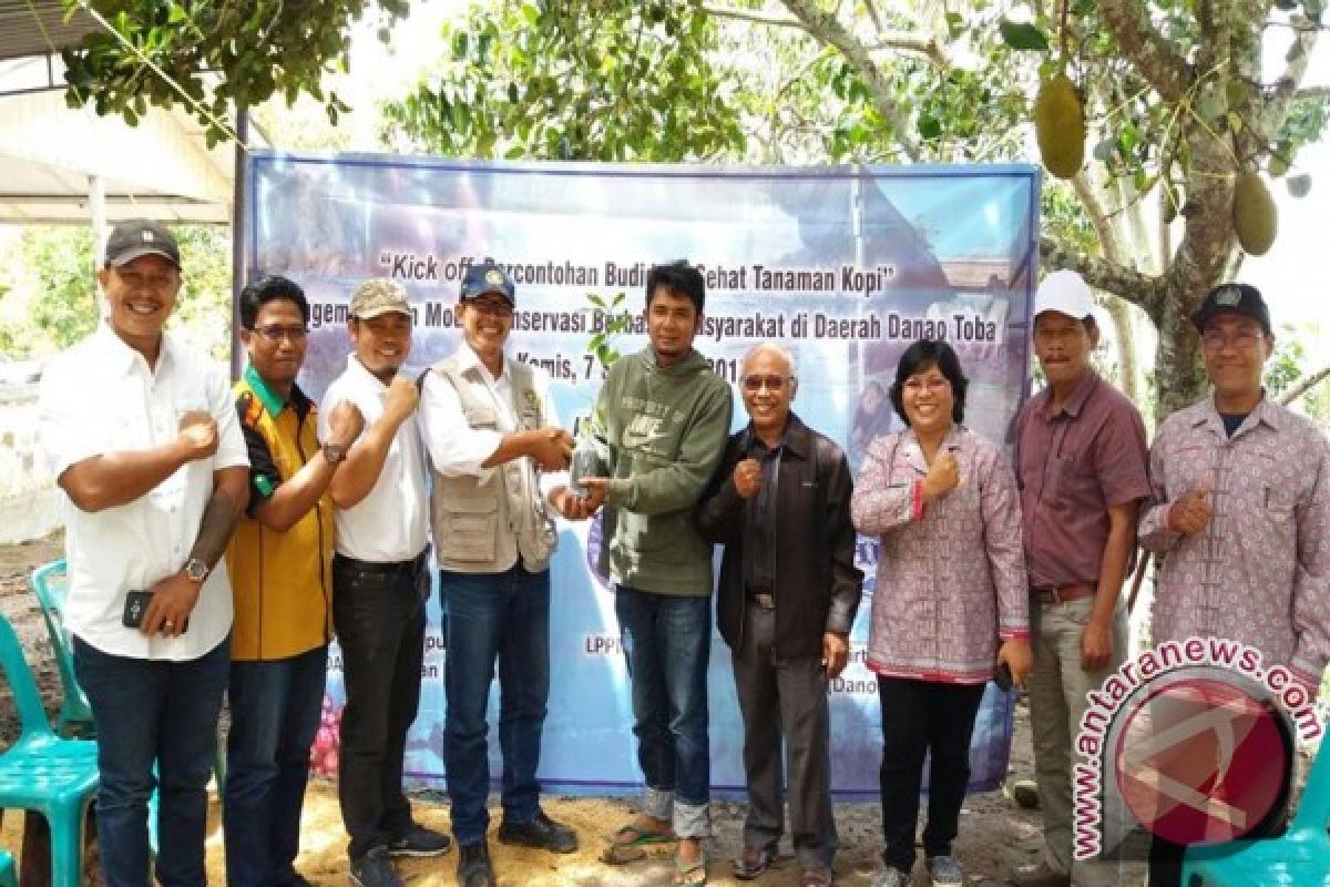 PT. Tirta SibayakindoÂ dan LPPM IPB Bersama Warga Sipaholon Horison tanam  Kopi di Daerah Tangkapan Air Danau Toba