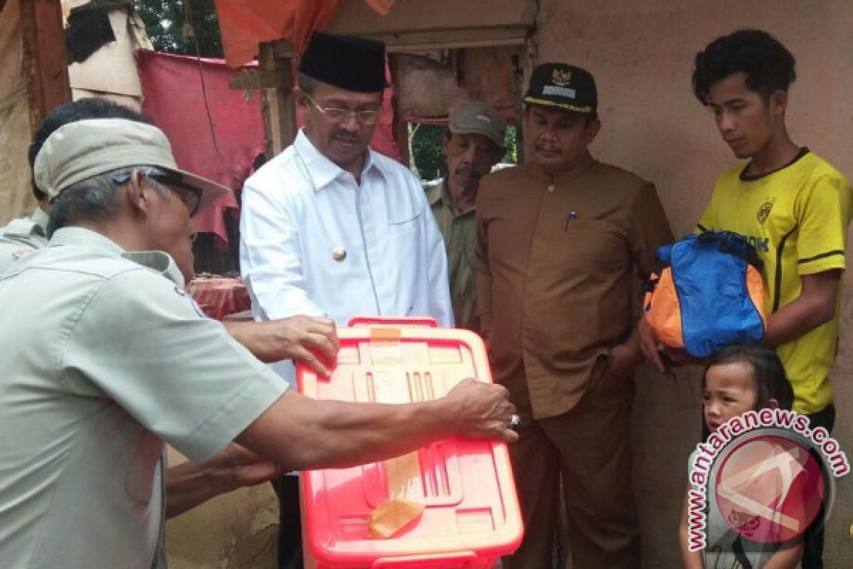 Bupati Serahkan Bantuan Bagi Korban Rumah Hancur Tertimpa Pohon Tumbang