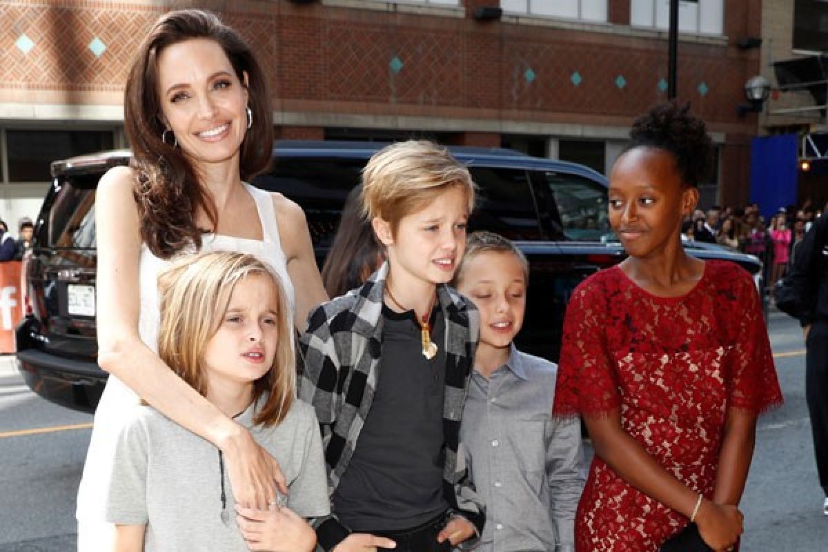 Angelina Jolie tak ingin anaknya jadi "terlalu sopan"