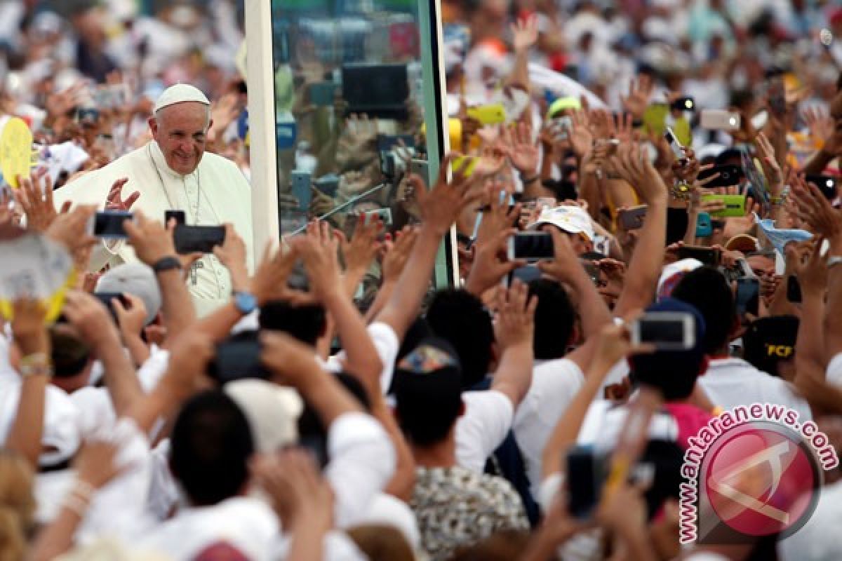 Paus Fransiskus kena benturan ringan saat menyapa jemaah di Kolombia