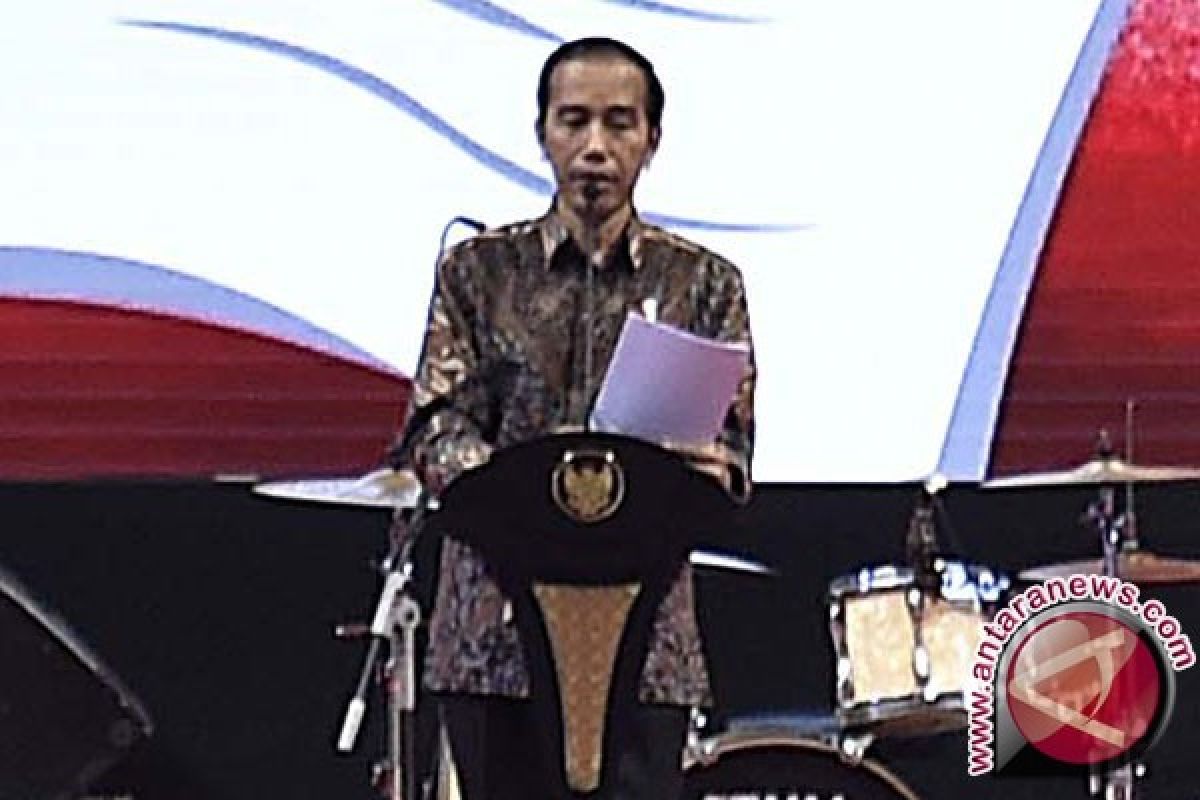 Presiden Jokowi Hadiahkan Sepeda Nenek 70 Tahun