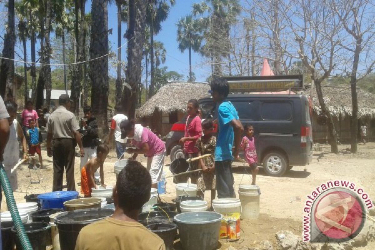 Polres Kupang Bagikan Air Bersih Kepada Masyarakat