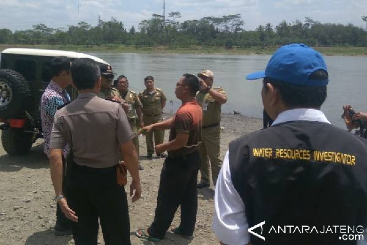 Petugas Gabungan Razia Penambang Pasir Ilegal di Sungai Serayu