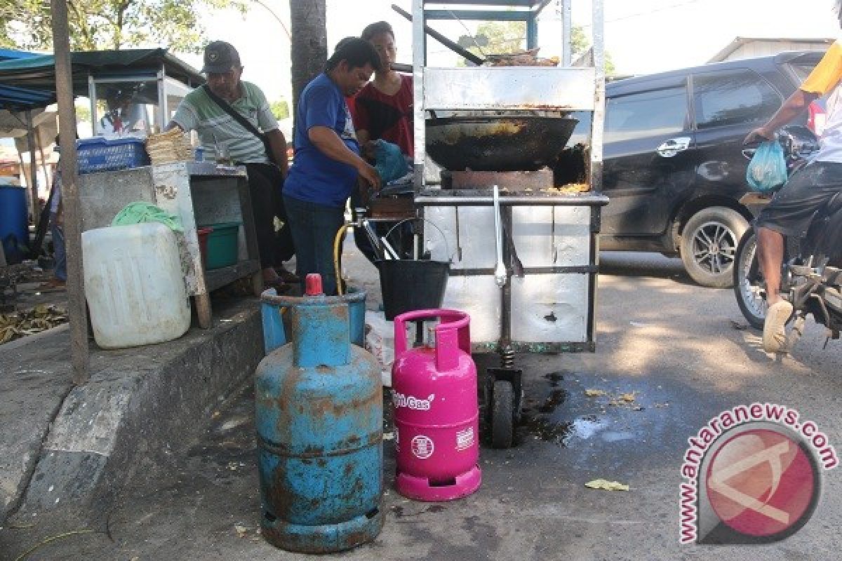  Pedagang Gorengan Ini Terpaksa Gunakan Gas 15Kg