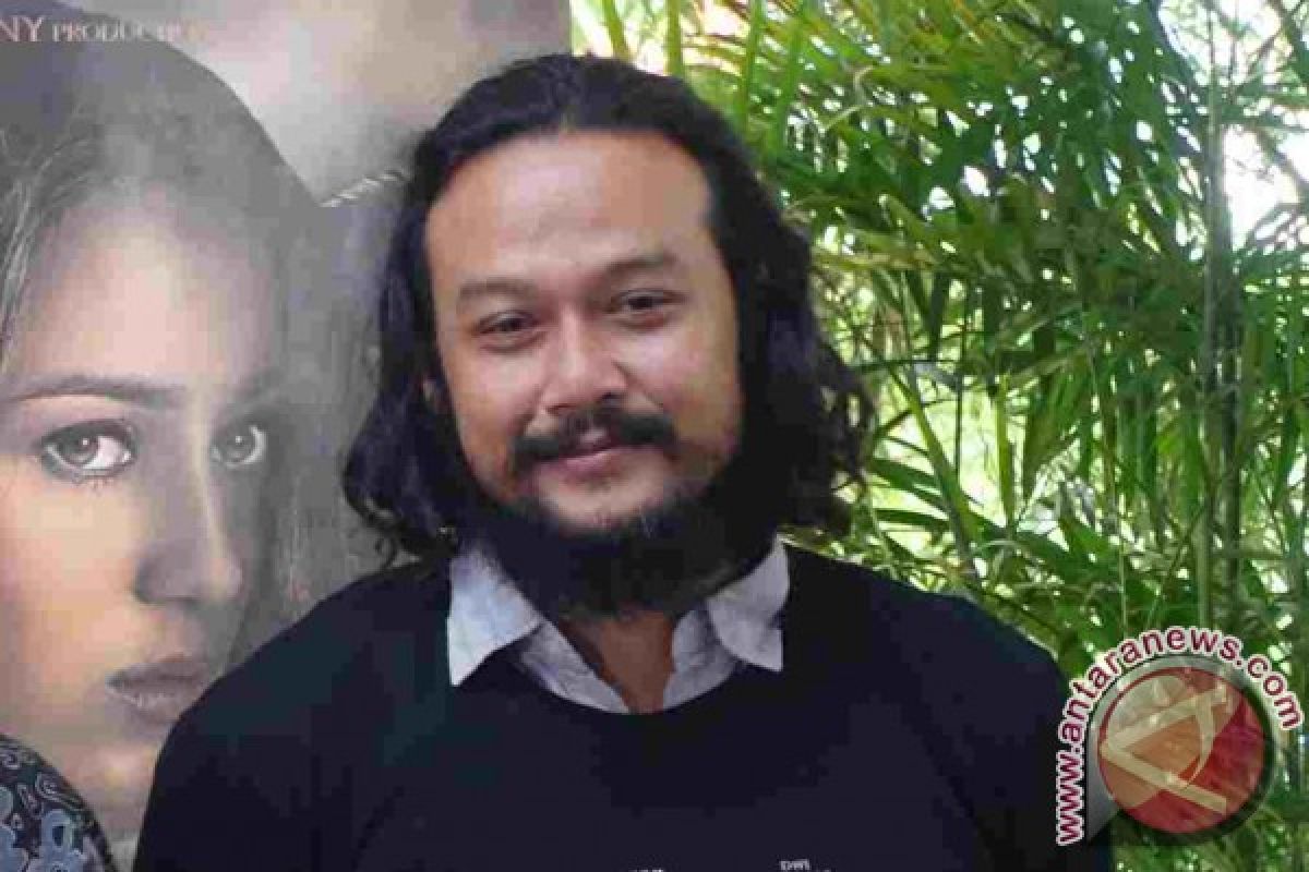 Dwi Sasono menggunakan "lace wig" dalam film terbarunya