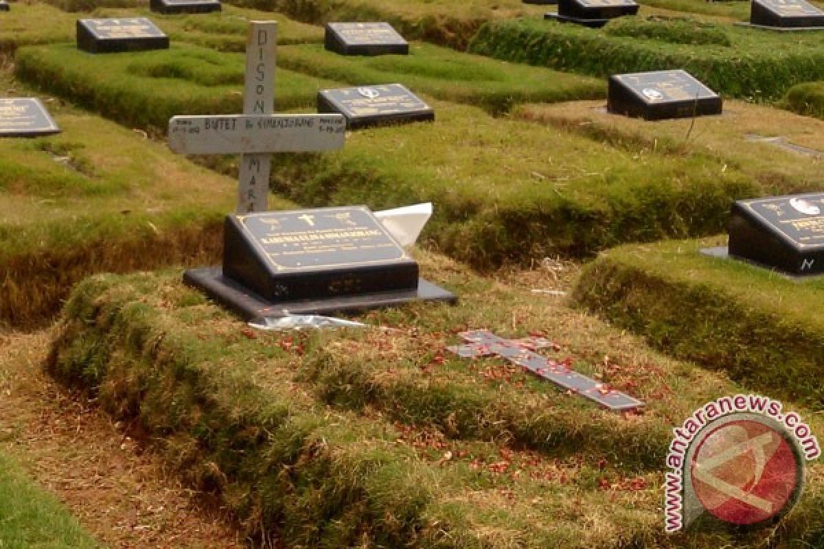 Dua pekan bayi Debora meninggal, masyarakat tetap kunjungi makam