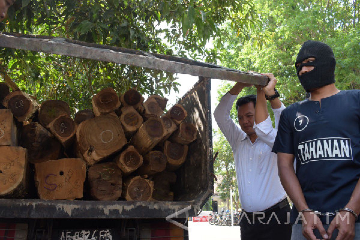 Polres Madiun Tangkap Pengangkut Kayu Ilegal