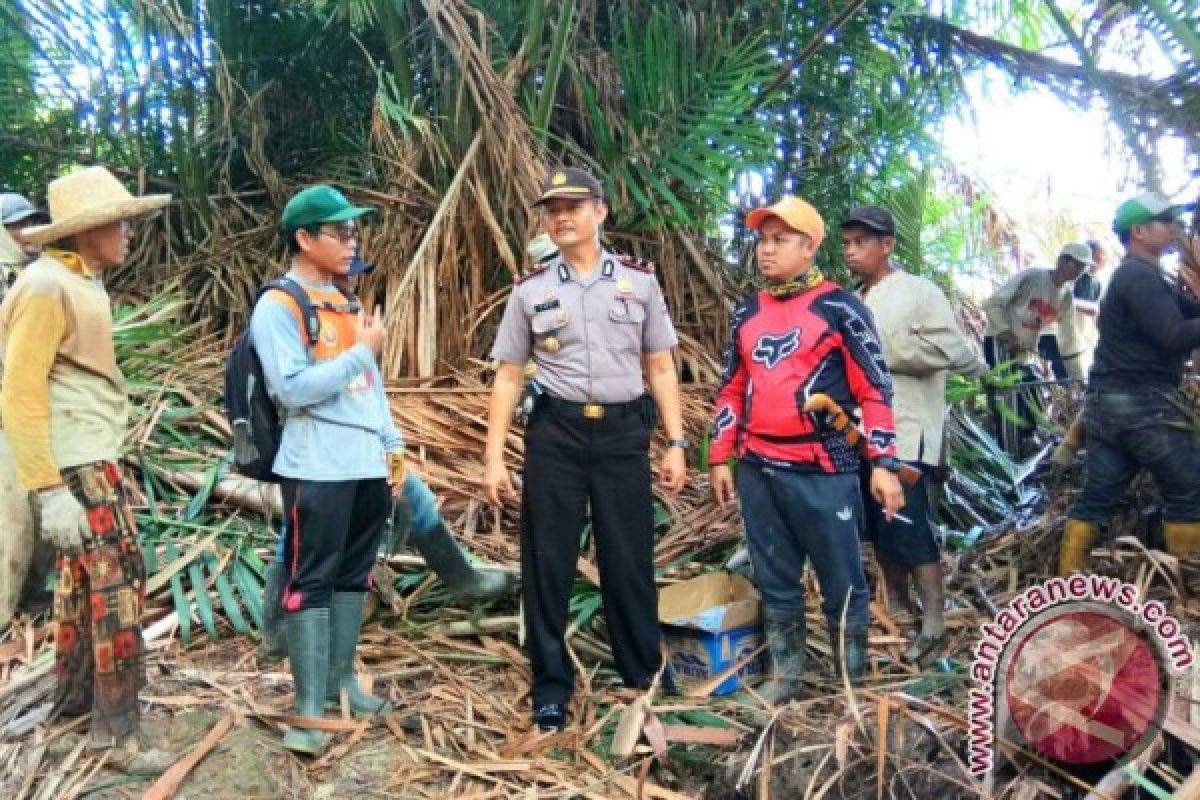 Kapolsek Sungai Raya Gotong Royong Bersihkan Sungai