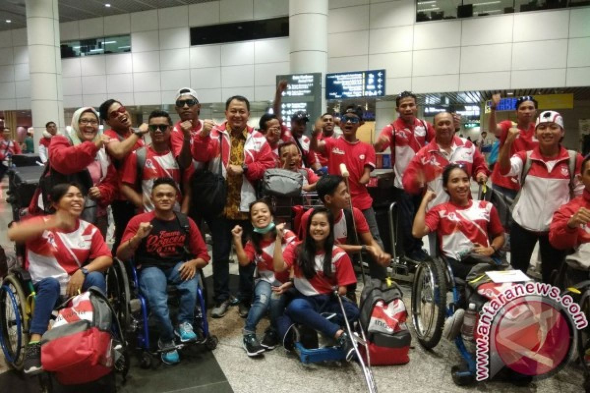 ASEAN Para Games - Anto Boy bawa bendera Indonesia di upacara pembukaan