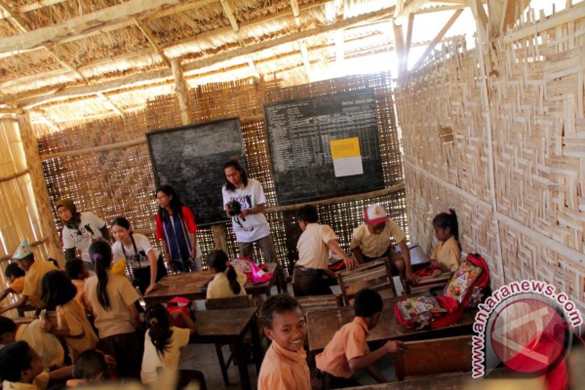 Berbagi Inspirasi di Gedung Sekolah Reot