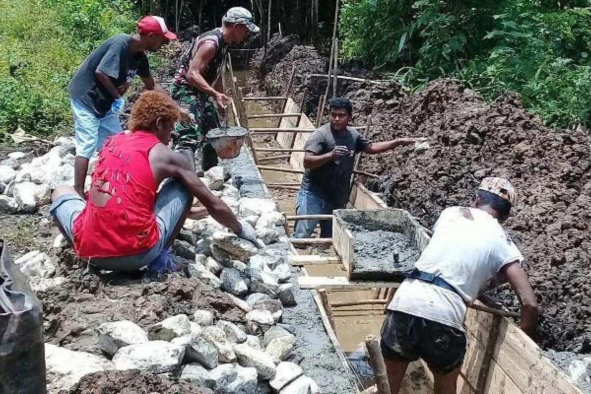 Babinsa Yaptim bantu masyarakat buat saluran irigasi