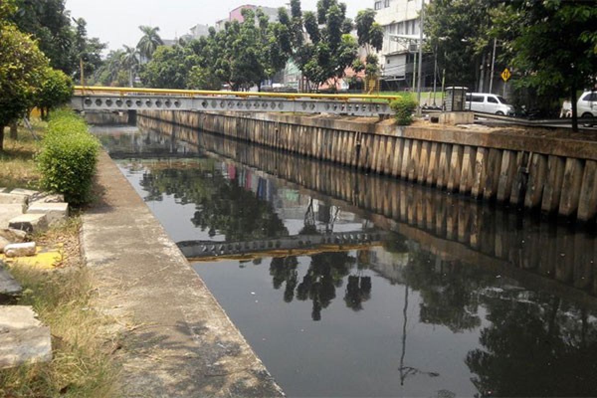 Kali Cideng sempat penuh sampah, ini penjelasan petugas kebersihan