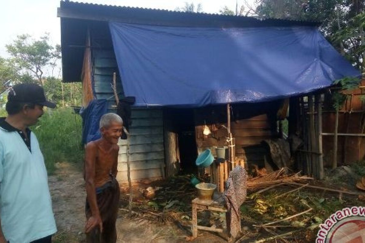 Kakek Sudirman hidup bersama kambing di gubuk 