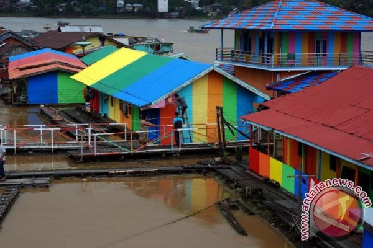 'Lanting' Muara Teweh Disulap Jadi Kampung Pelangi