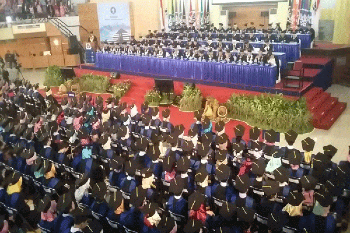 Gubernur Jambi, Zumi Zola, Hadir Di Wisuda IPB