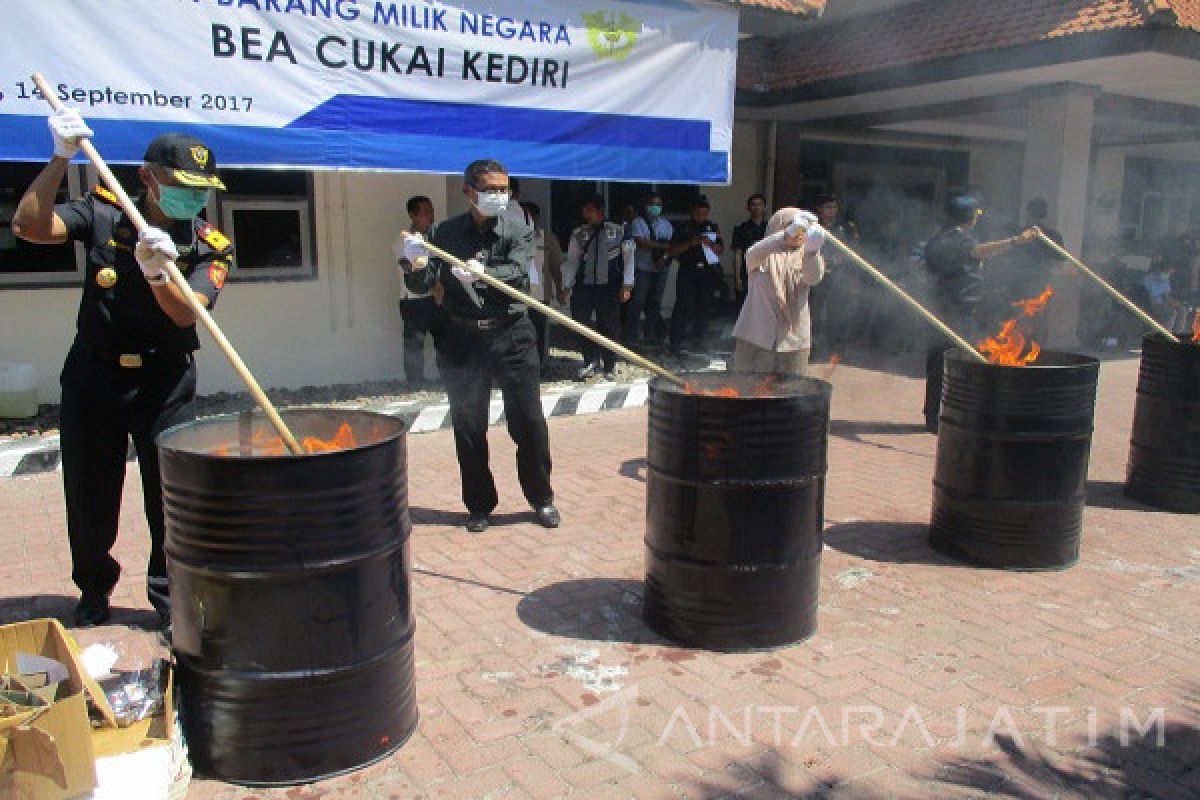 Bea Cukai Kediri Musnahkan Barang Hasil Penindakan (Video)