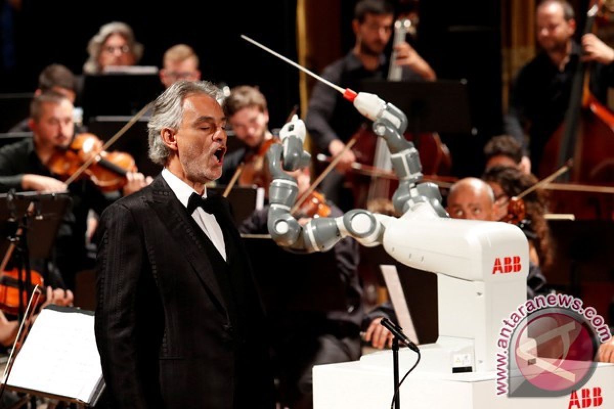 Robot YuMi jadi konduktor orkestra Italia