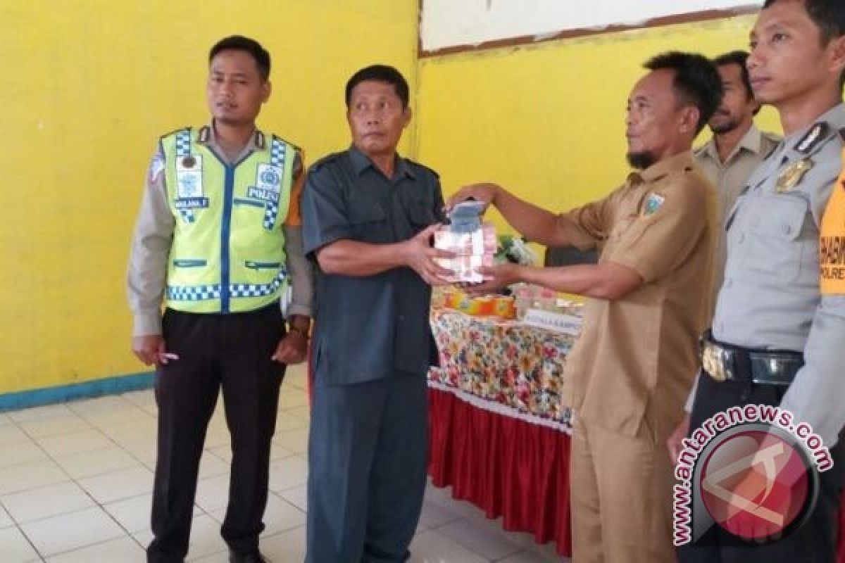 Bhabinkamtibmas pantau pencairan dana Kampung Yuwanain Keerom 