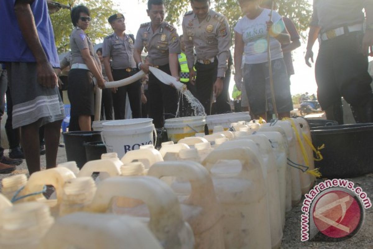 Polresta Kupang Kota Bagikan 37.000 Liter Air Bersih 