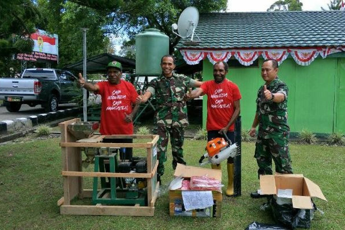 Dandim Jayawijaya bantu mesin penggiling kopi kepada petani 