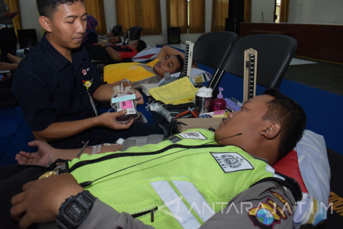 Polisi Madiun Donor Darah Hari Lalu Lintas