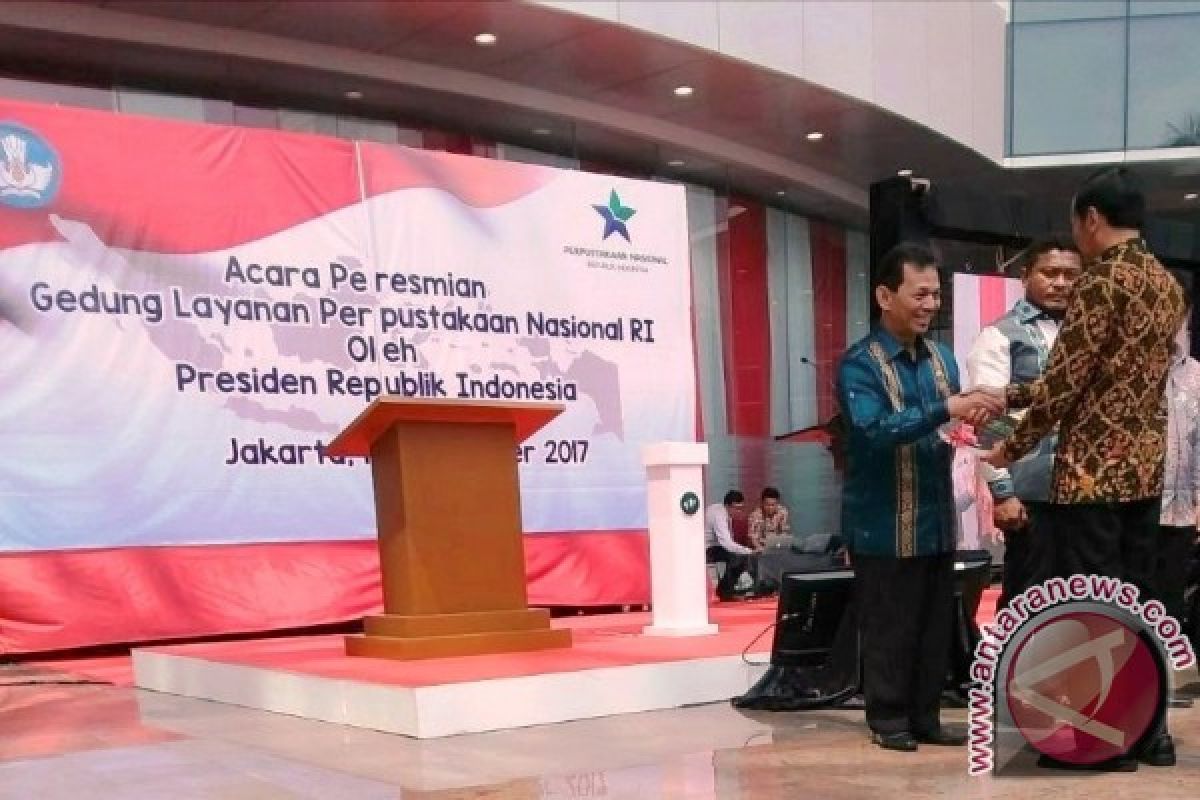 Presiden Jokowi Serahkan Bantuan Kepada Bupati Tapsel