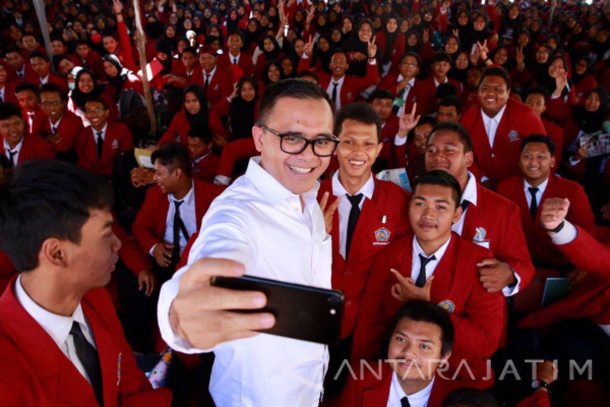 Bupati Anas Semangati 2.000 Mahasiswa Unmuh Surabaya