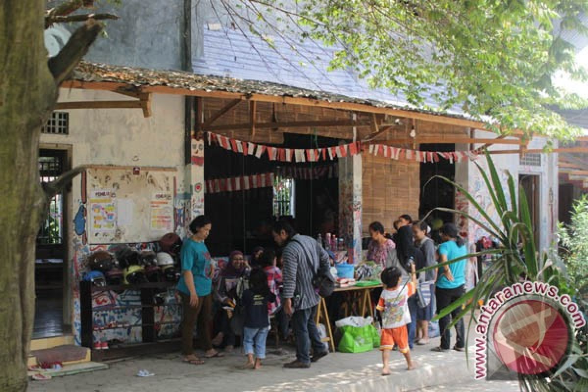 Keluarga yang pertama dan utama dalam tumbuh kembang anak