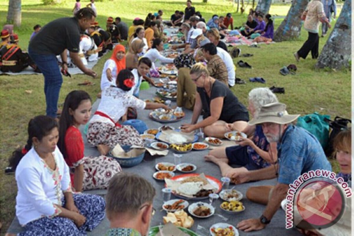 Puluhan Wisman Pelajari Tradisi Begibung Khas Lombok