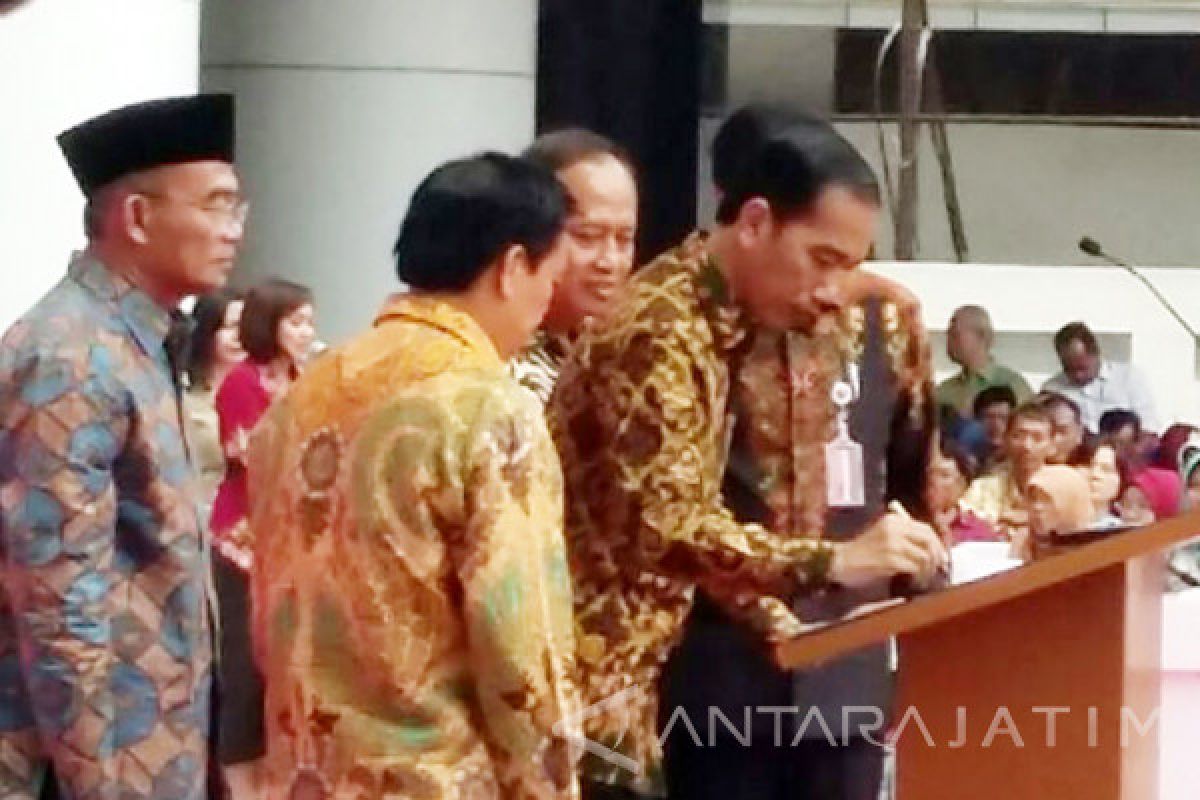 Jokowi Pertimbangkan Dana Desa untuk Perpustakaan