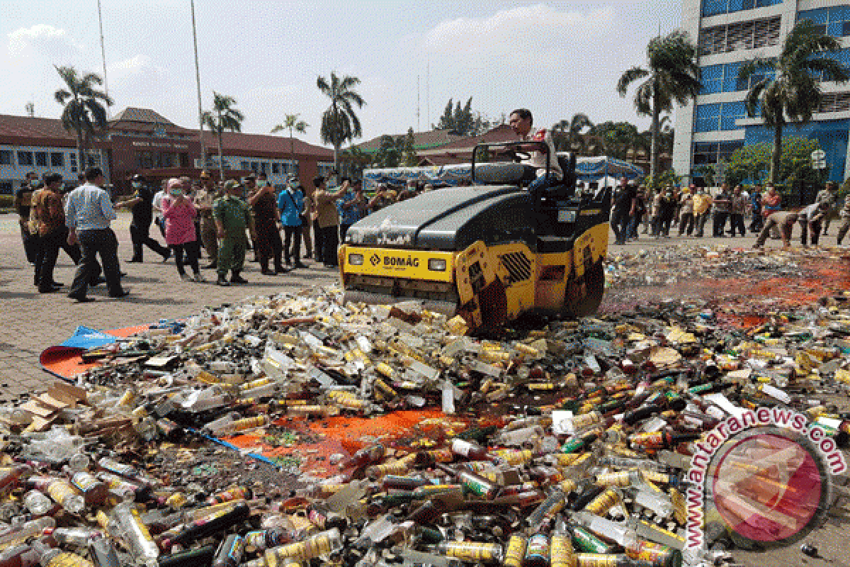 Puluhan Ribu Botol Minuman Keras Dimusnahkan