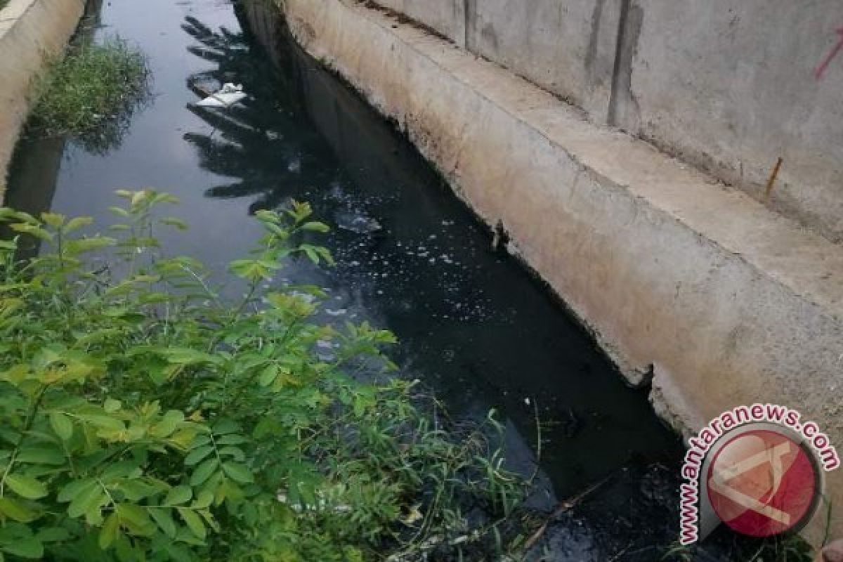 Butuh dua pekan petugas temukan pencemar saluran air di Bekasi