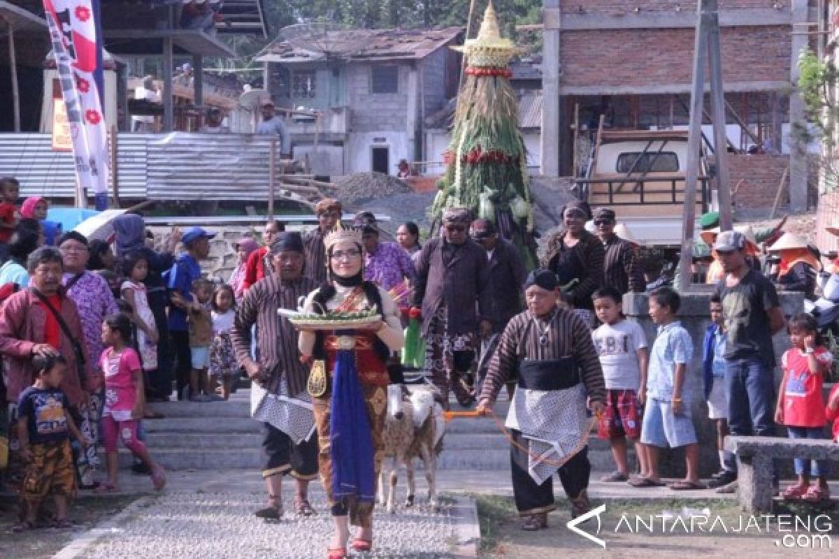 Warga Kirab "Grebeg Besar Kiai Tuk Songo"