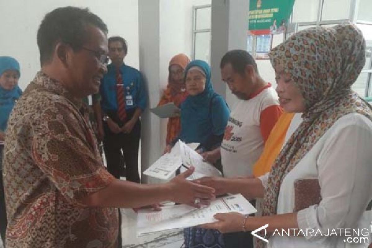 Pedagang Pasar Rejowinangun Magelang Terima Surat Izin Tempat Usaha